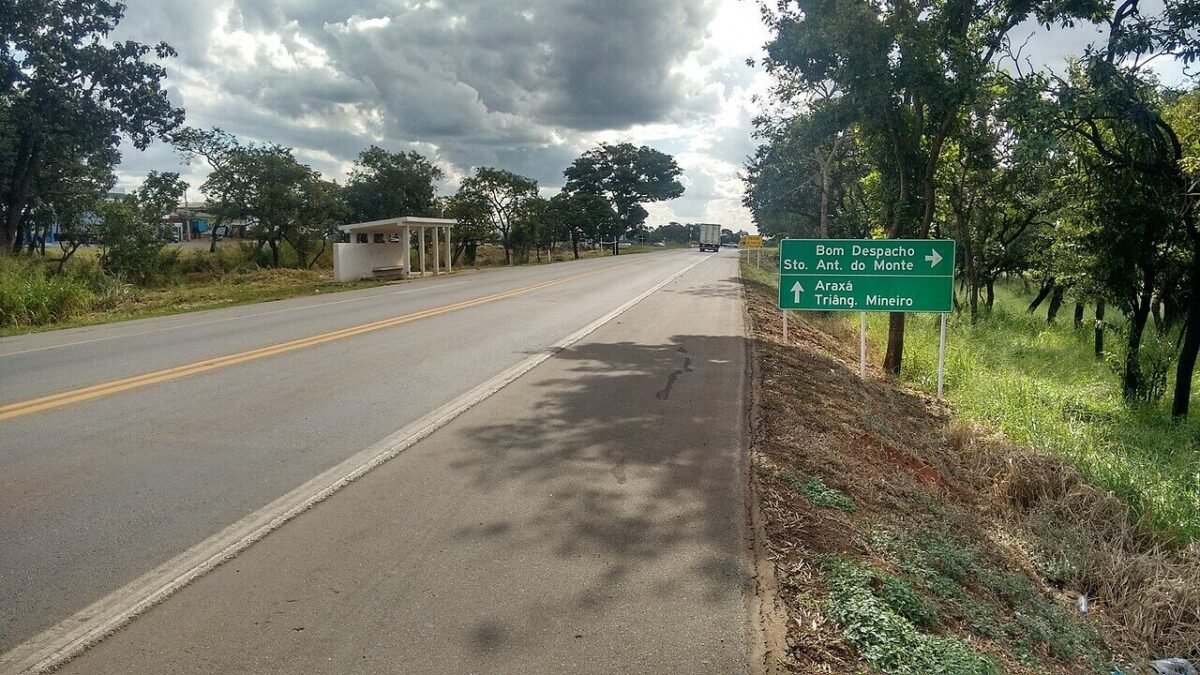 Caminhoneiro morre em batida de bitrem na BR-262, em Luz (MG)