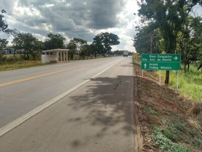 Caminhoneiro morre em batida de bitrem na BR-262, em Luz (MG)