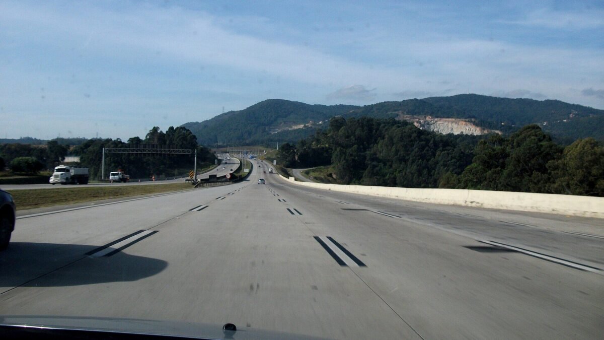 Carretas batem e pegam fogo no Rodoanel; fila chega a 12 km no sentido Perus