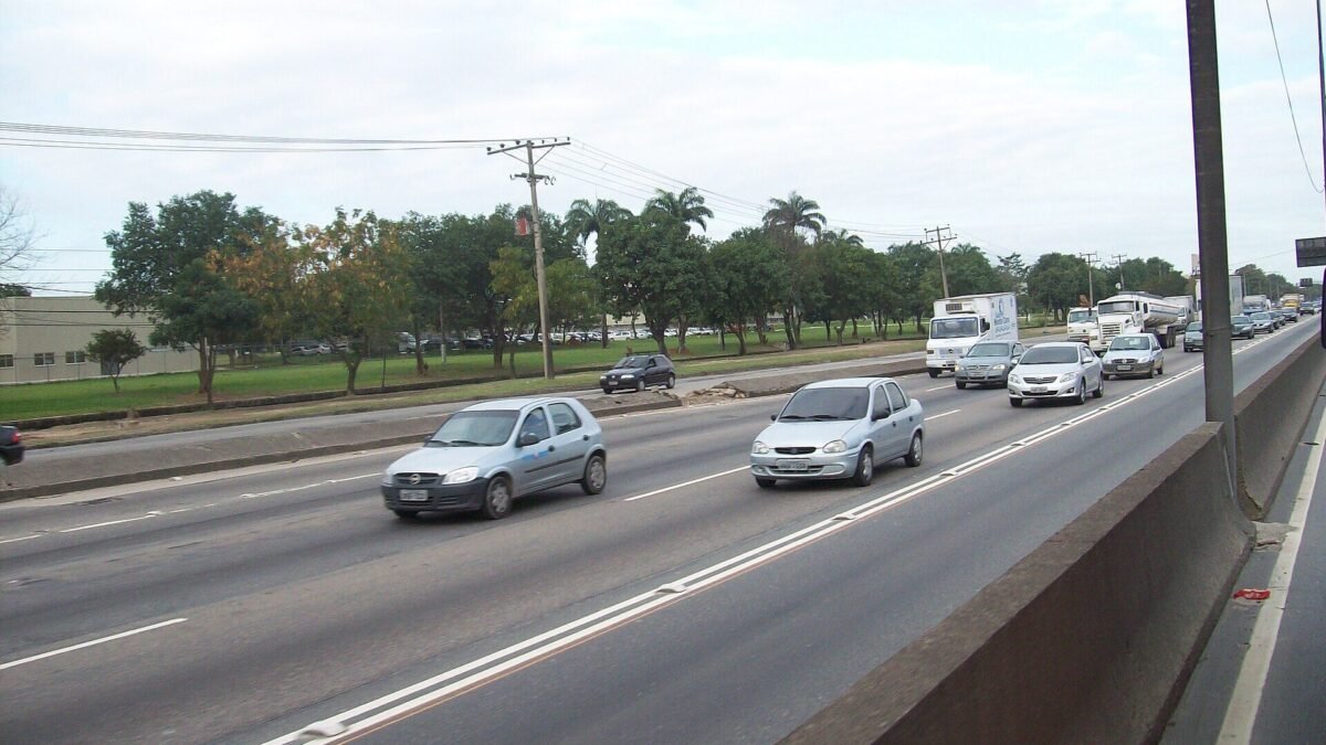 Secretário de Queimados morre baleado em abordagem da PM na Avenida Brasil
