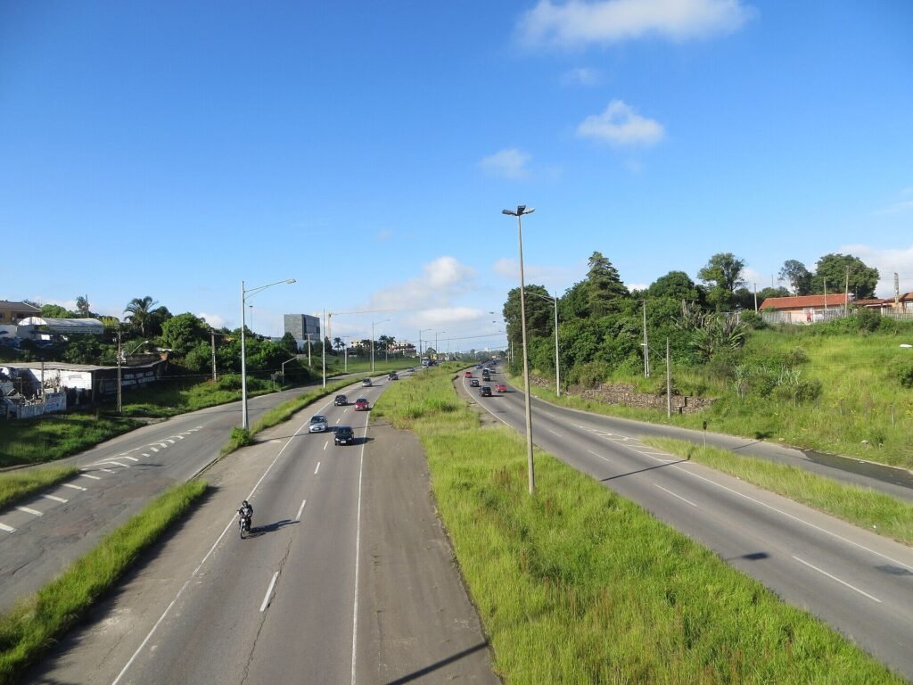 Pistas da rodovia BR-116 com poucos veículos