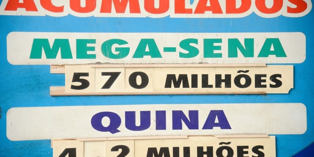 Placa de lotérica com prêmio acumulado da Mega-Sena