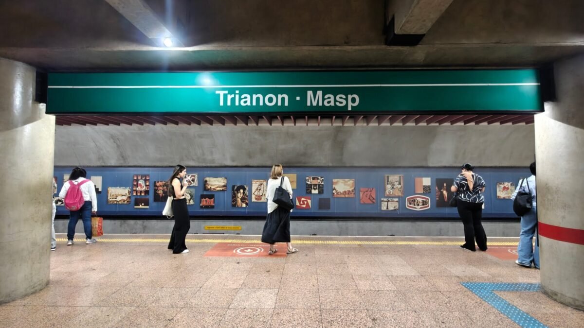 Metrô de SP divulga imagens de depredação em estações após ato pró-Lula na Paulista