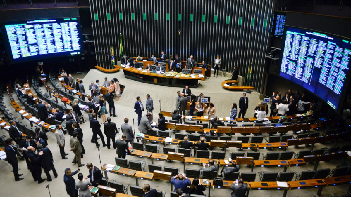 PL tem 121 deputados e PT, 69, na parcial da Câmara calculada pelo TSE