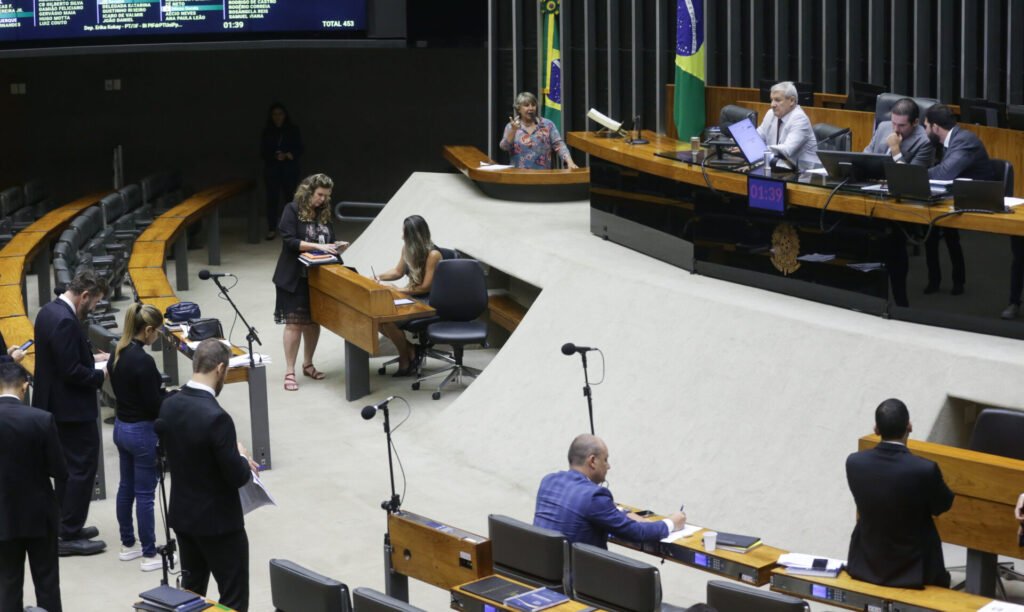 Plenário da Câmara dos Deputados com a Mesa Diretora e deputados