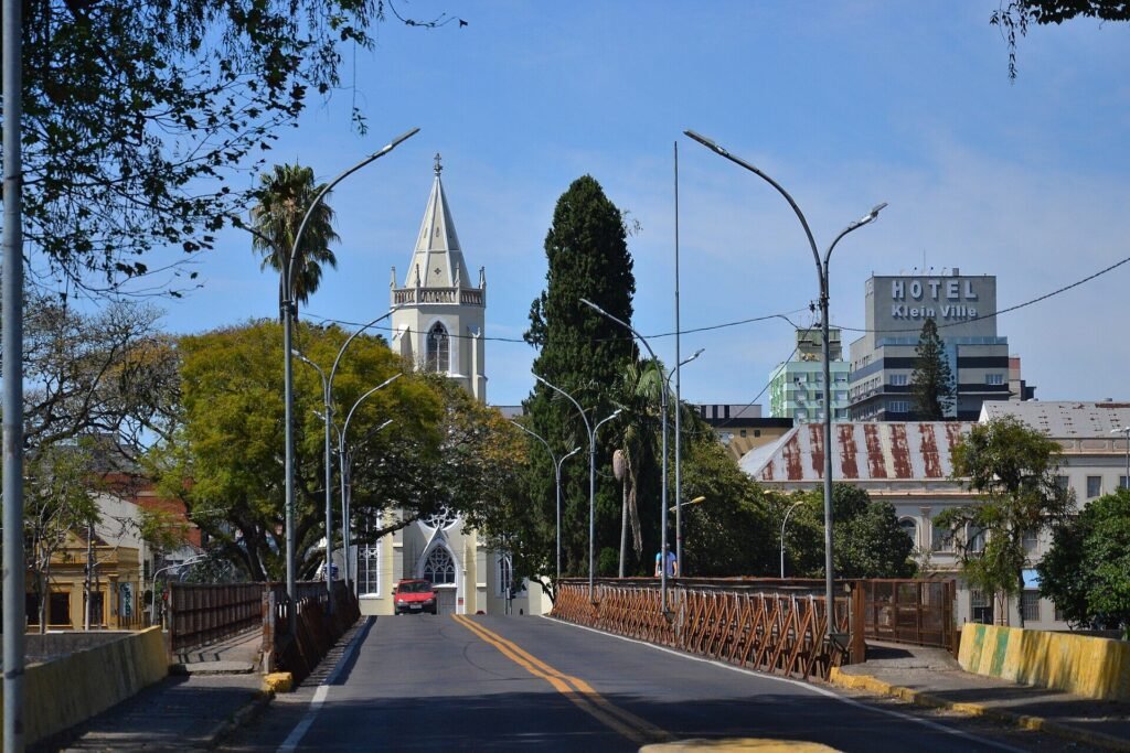Ponte de ferro sobre o rio dos Sinos com a torre da Igreja Matriz de São Leopoldo ao fundo