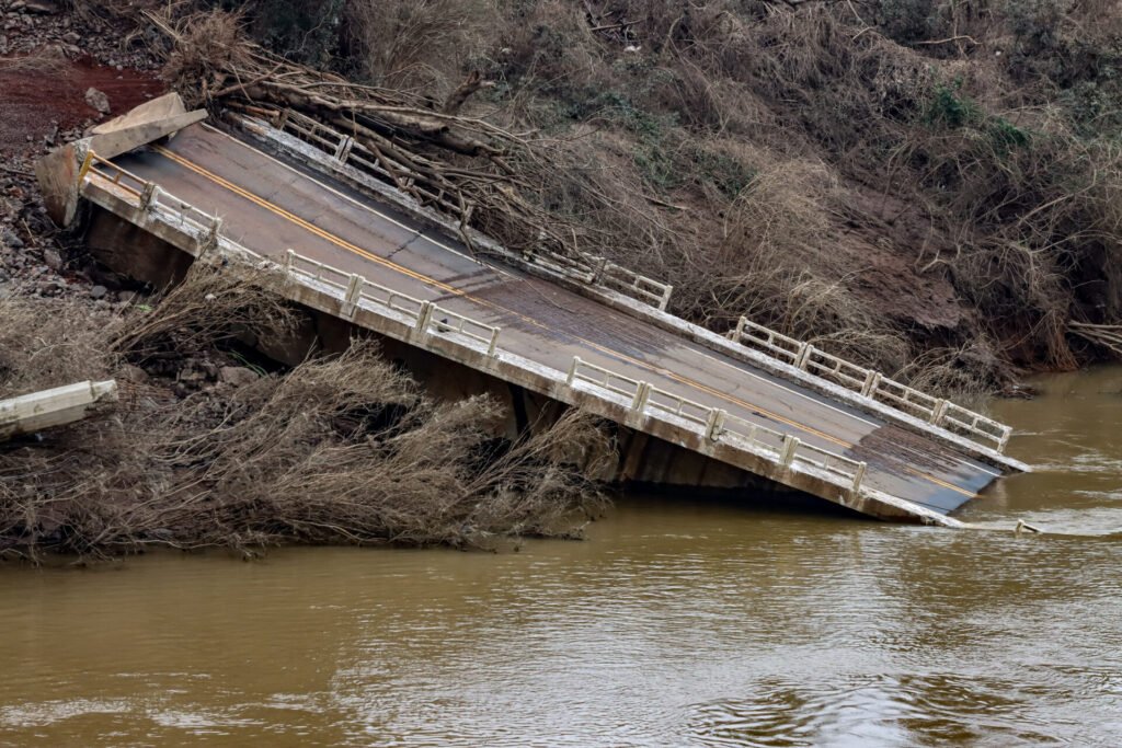 Ponte destruída e tombada na margem do rio Forqueta após cheia no Rio Grande do Sul
