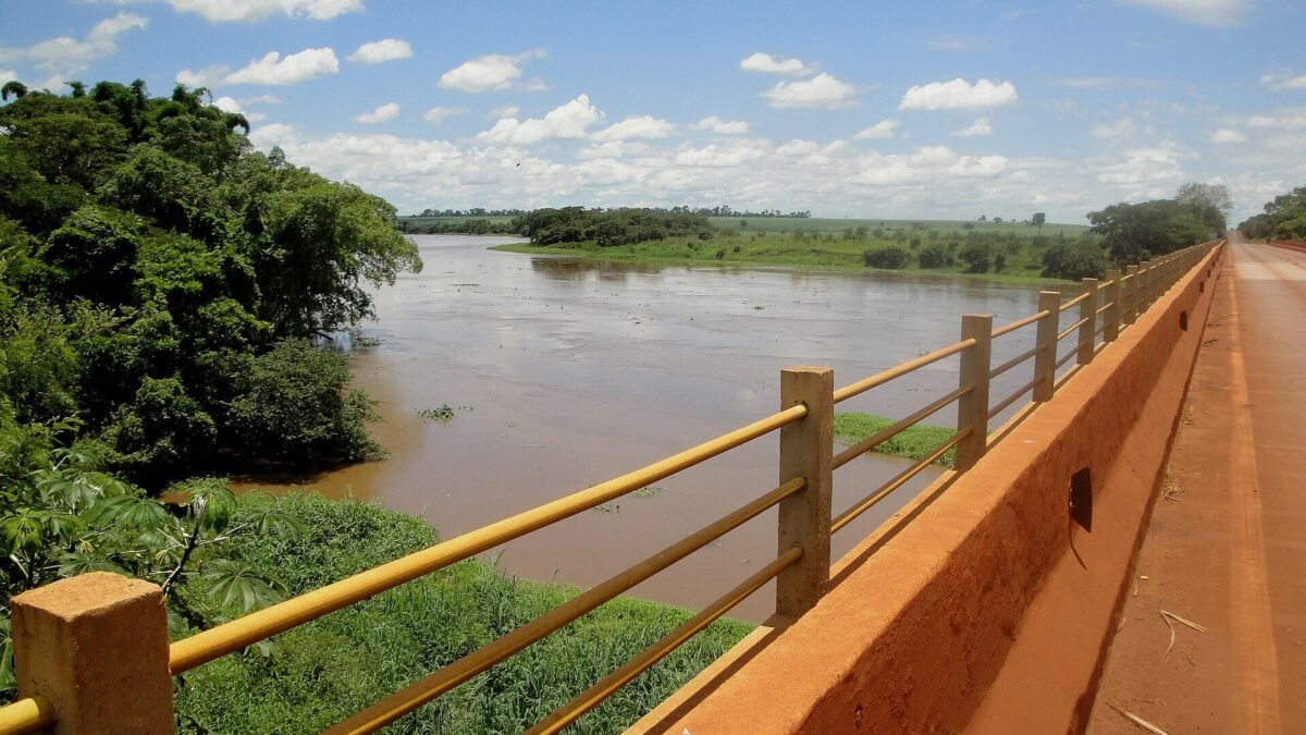 Chuva causa deslizamento em Garça e buraco bloqueia faixa da SP-225 em Pederneiras