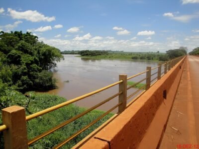 Chuva causa deslizamento em Garça e buraco bloqueia faixa da SP-225 em Pederneiras