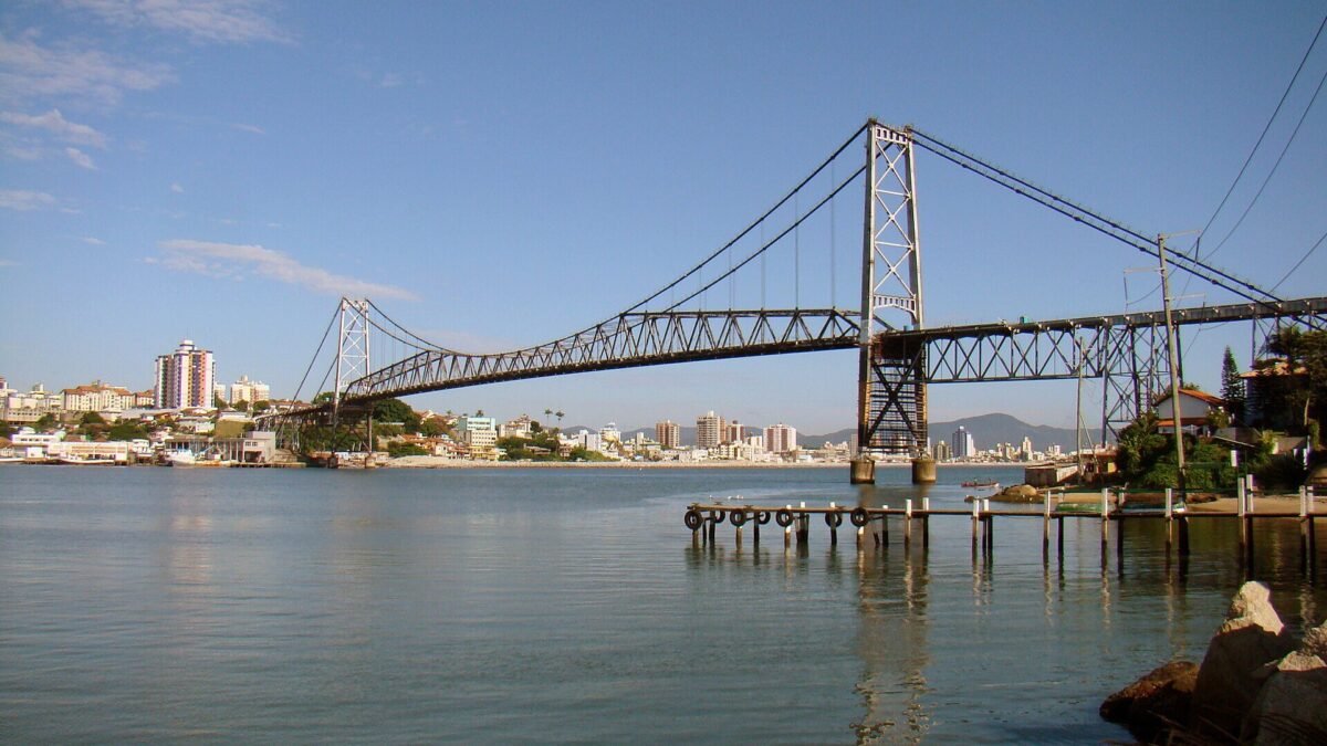 Florianópolis terá chuva e máxima de 23°C nesta sexta, mas previsões divergem