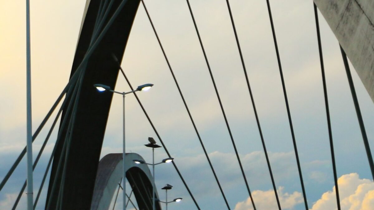 Carro pega fogo na Terceira Ponte e trânsito é interditado nos dois sentidos