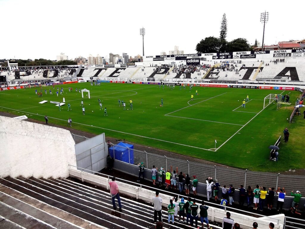 Ponte Preta em jogo contra o Palmeiras pelo Campeonato Brasileiro de 2016