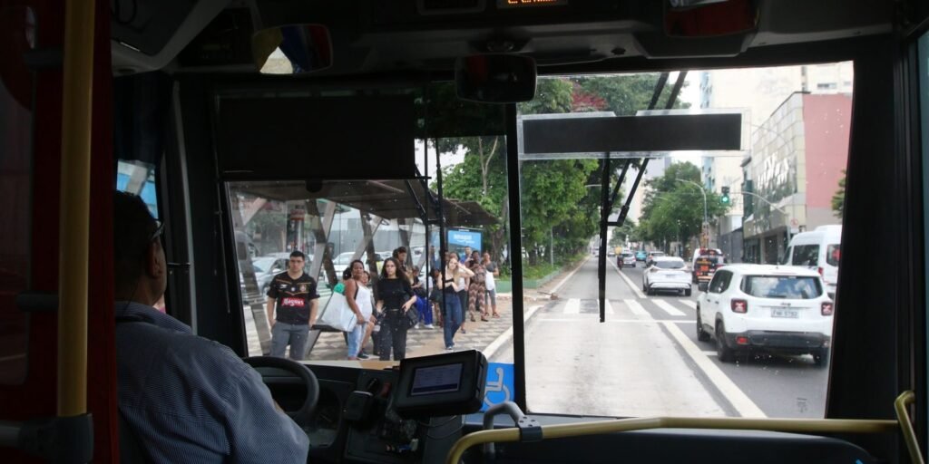 Ponto de ônibus cheio de pessoas na rua da Consolação durante o apagão de energia da Enel