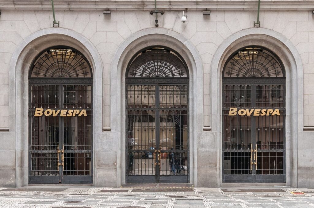 Portas da fachada do prédio da Bovespa no centro de São Paulo
