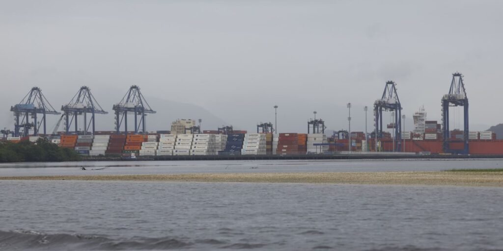 Porto de Paranaguá, próximo a manguezal na área da Grande Reserva da Mata Atlântica