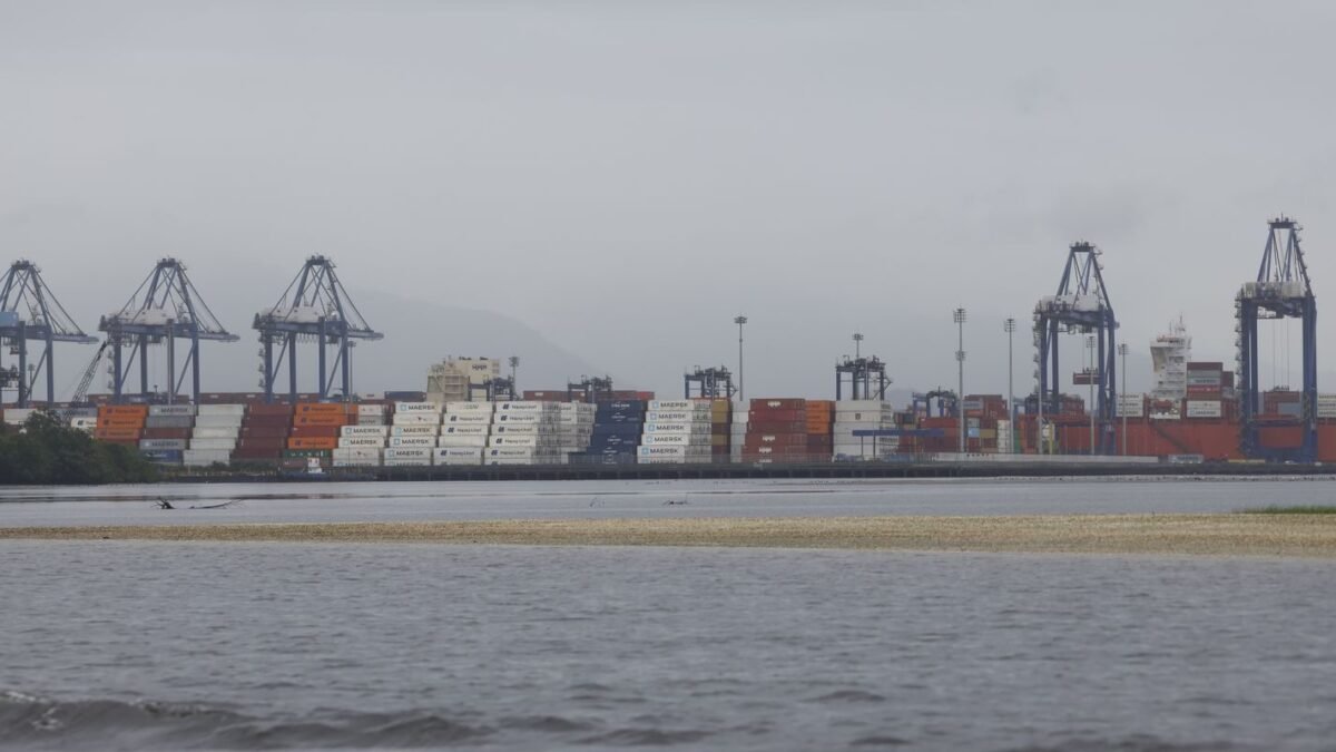 Motorista de caminhão-tanque morre após bater em comércio na entrada do Porto de Paranaguá
