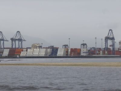 Motorista de caminhão-tanque morre após bater em comércio na entrada do Porto de Paranaguá