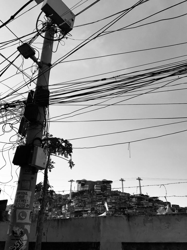 Poste com emaranhado de fios e cabos