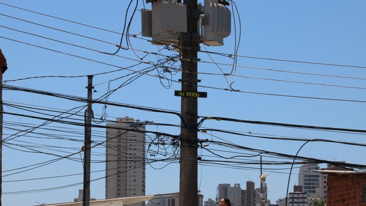Copel troca 2.061 postes após setembro de ventos acima de 100 km/h no Paraná
