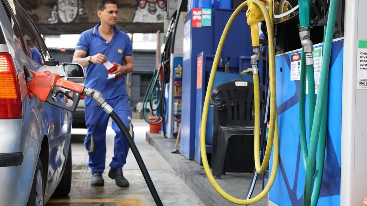 ICMS do diesel sobe 11,1% e o da gasolina 4,5% a partir de fevereiro de 2027