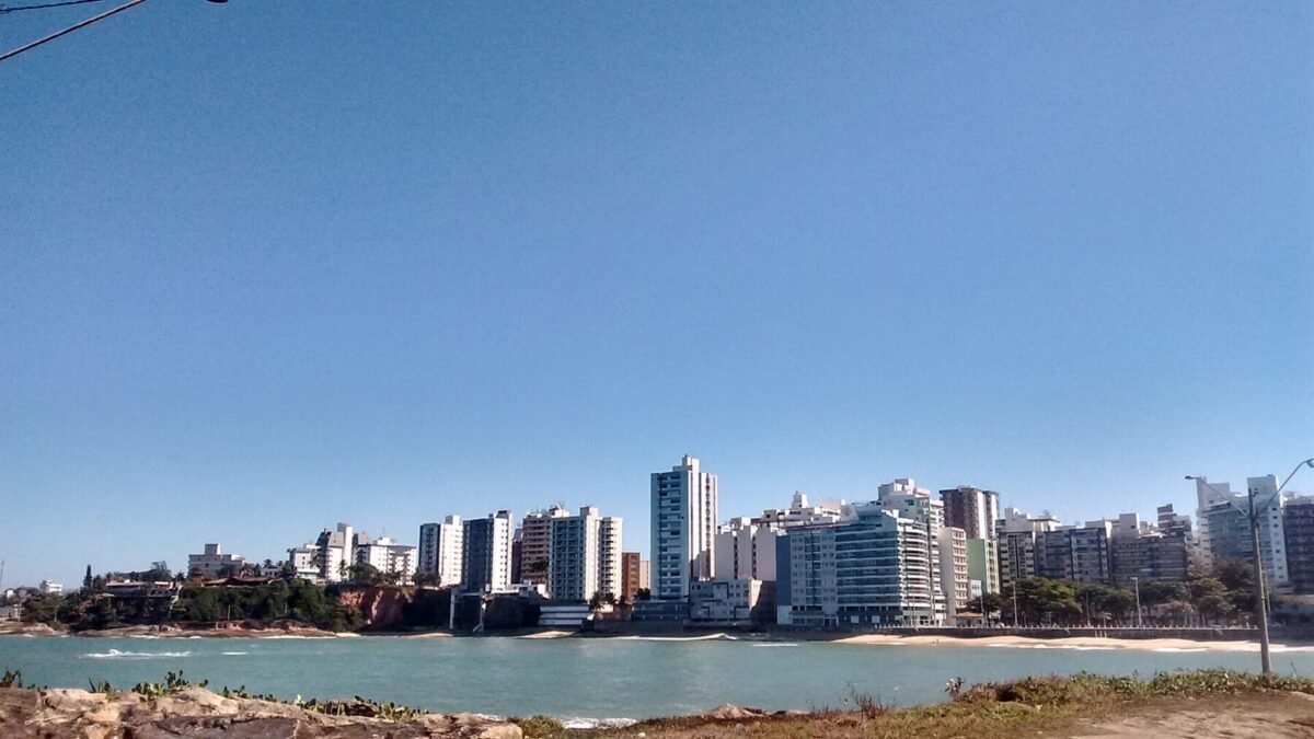 Guarapari notifica condomínio por placa que indicava acesso às Três Praias como área particular