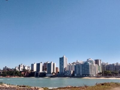 Guarapari notifica condomínio por placa que indicava acesso às Três Praias como área particular