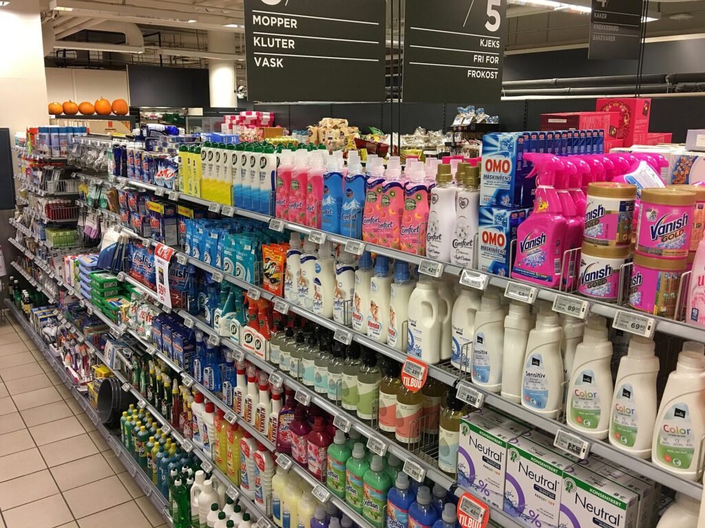 Prateleiras com detergentes e sabões em supermercado