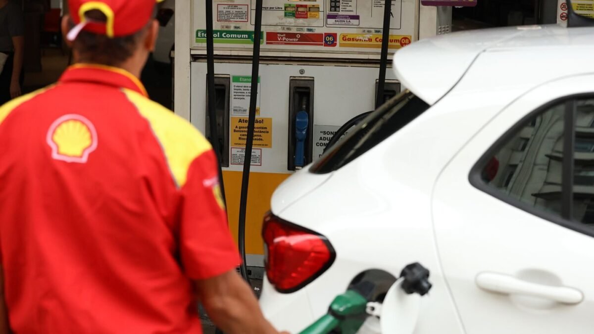 Governo zera tributos federais da gasolina por 30 dias e amplia ajuda ao etanol