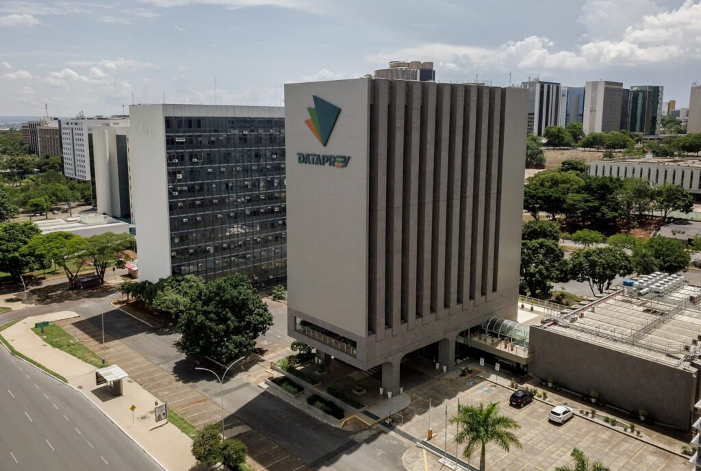 Prédio da Dataprev e, ao fundo, o prédio da Controladoria-Geral da União, em Brasília