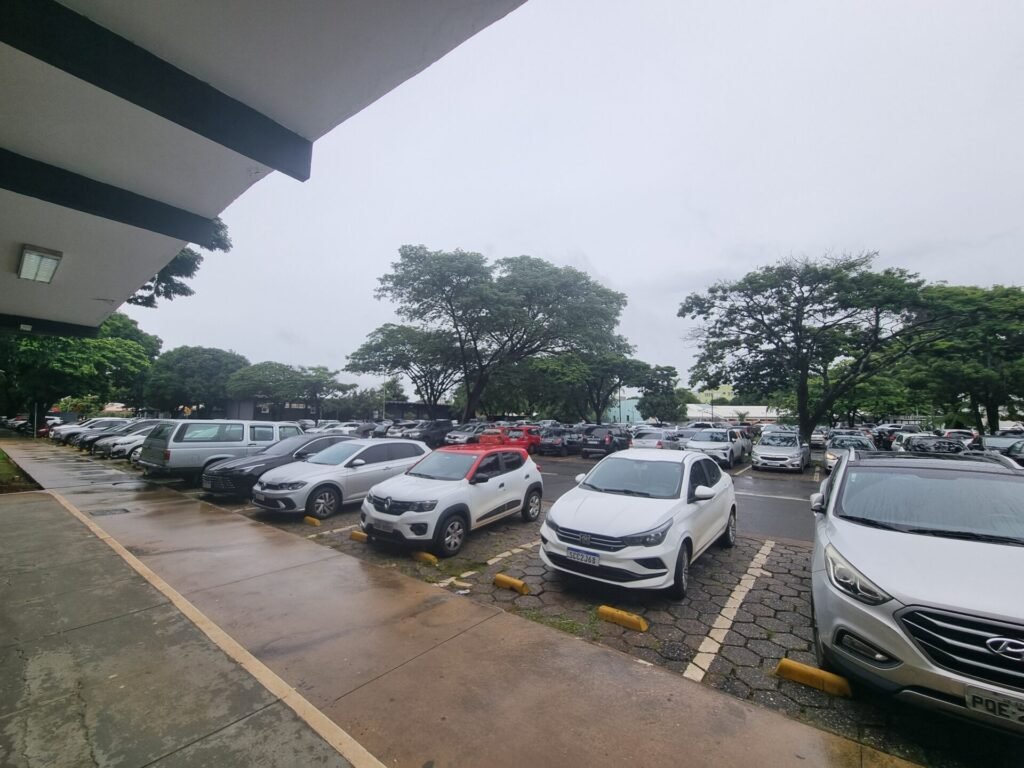 Carros estacionados na sede do Detran-GO em Goiânia