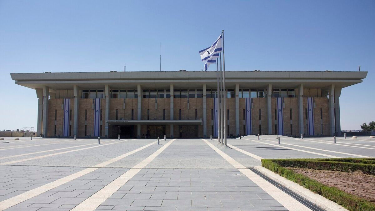 Israel vota nesta terça para o Knesset; pesquisa vê bloco de Netanyahu cair para 50 cadeiras