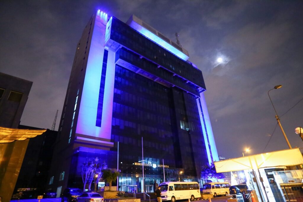 Prédio do Mindef iluminado de azul no Dia Mundial de Conscientização sobre o Autismo