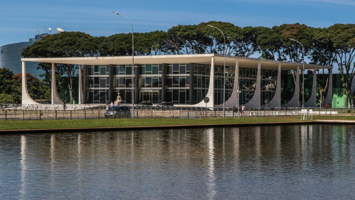 Ministros do STF defendem julgar já redução da pena de Bolsonaro