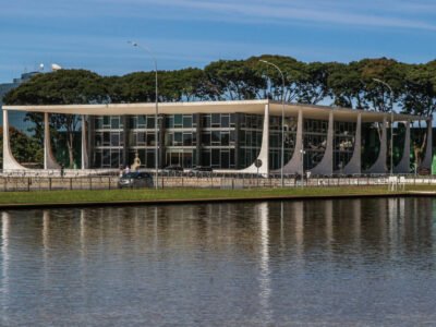 Ministros do STF defendem julgar já redução da pena de Bolsonaro