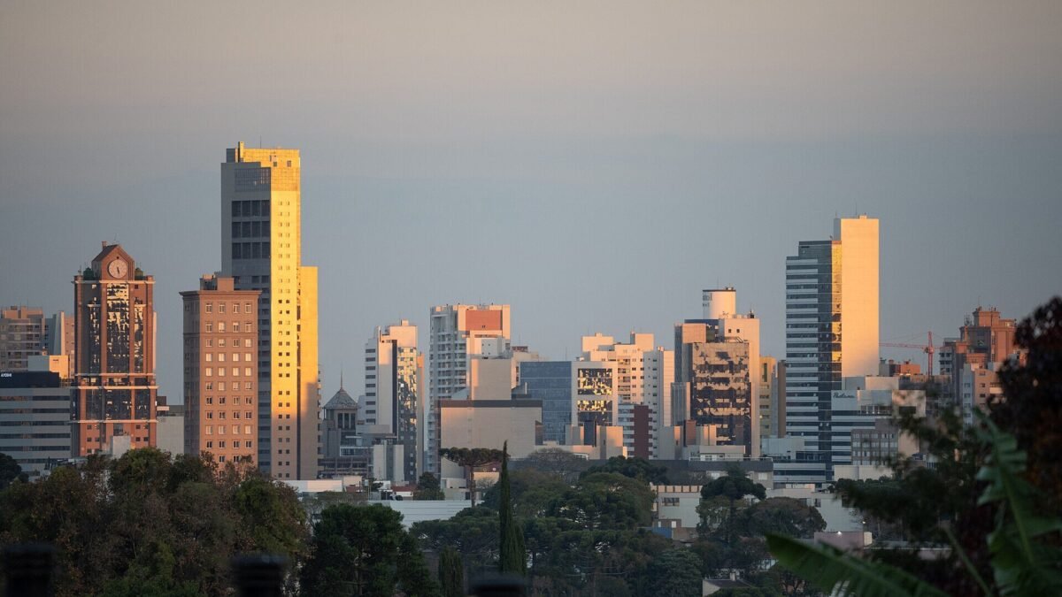 PUCPR cobra respeito após caso de bandeira do PT rasgada em Curitiba
