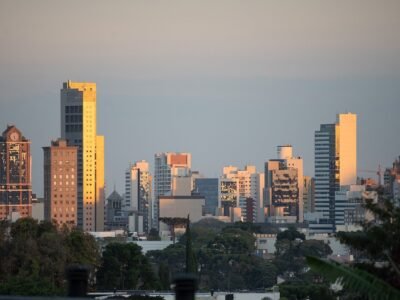 PUCPR cobra respeito após caso de bandeira do PT rasgada em Curitiba