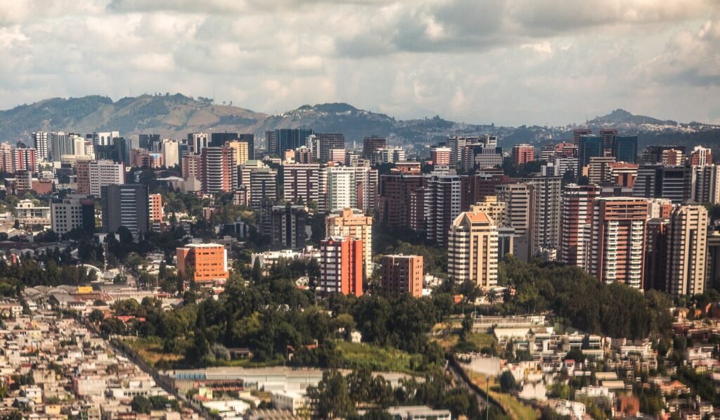 Prédios da Cidade da Guatemala com montanhas ao fundo