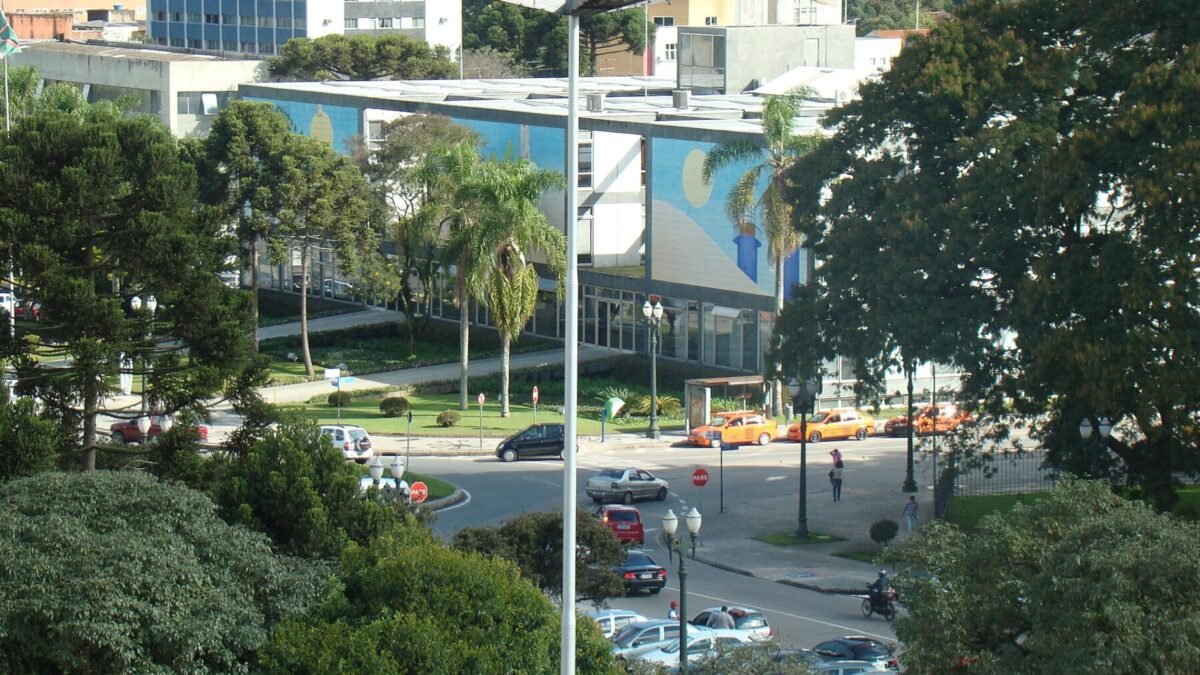 Prefeitura de Curitiba abre processo seletivo com 243 vagas; inscrições vão até 5/11