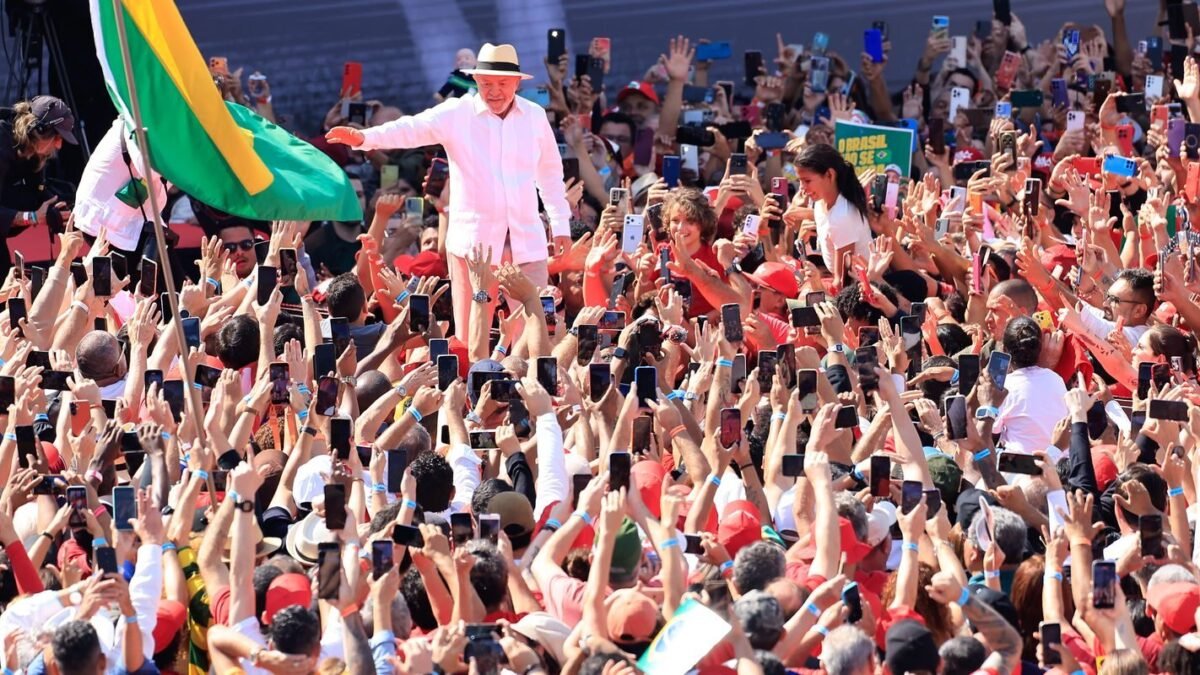 Datafolha: Lula lidera com 42% no 1º turno; Flávio tem 38%