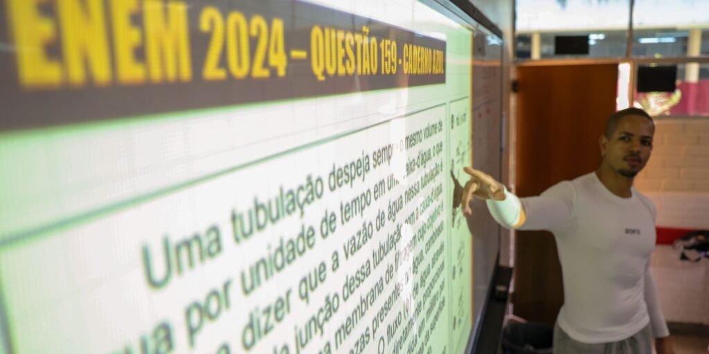 Professor em sala de aula preparatória para o Enem, em Brasília