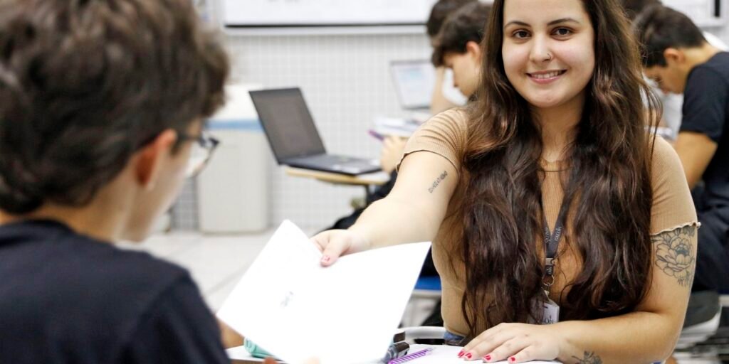 Professora de colégio fala com alunos sobre dicas de redação para o Enem 2024, em Brasília