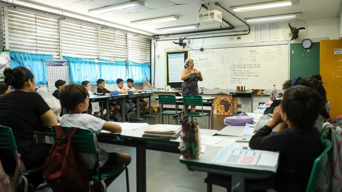 BDE 2026: Pernambuco paga bônus de até R$ 10,2 mil a professores nesta sexta (30); veja como consultar