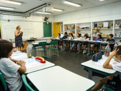 Dia do Professor é feriado? O que abre na quinta (15) e quais redes anteciparam a folga