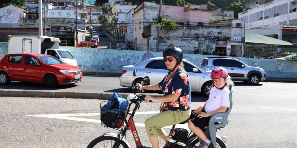 Promotora de eventos busca a filha de bicicleta elétrica na Escola Municipal Pedro Ernesto, na Fonte da Saudade, Lagoa, no Rio