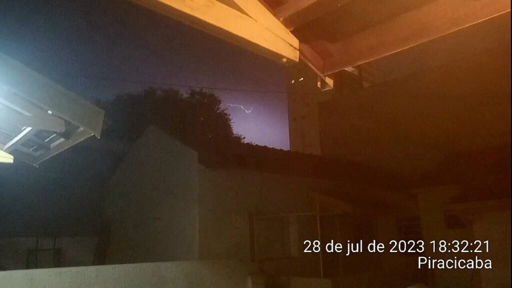 Raios cortando o céu durante tempestade noturna