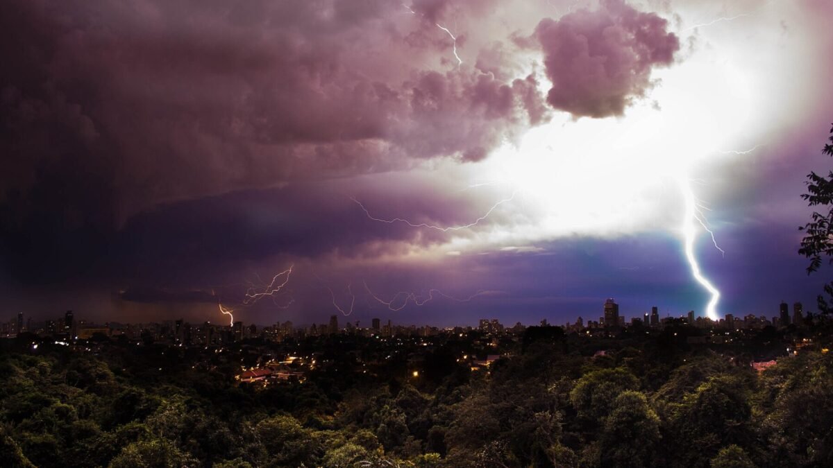 Curitiba tinha previsão de chuva forte na sexta (9); no sábado (10), temporal suspende jogo