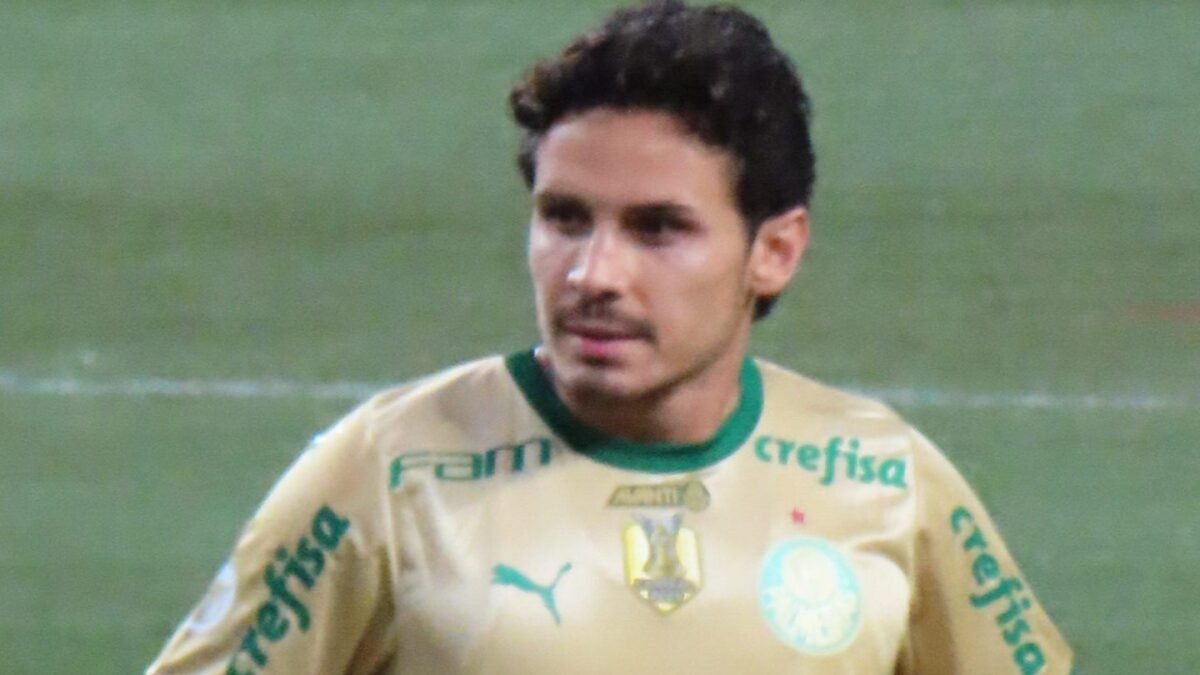 Raphael Veiga vai operar o ombro em SP e fará a recuperação no Palmeiras