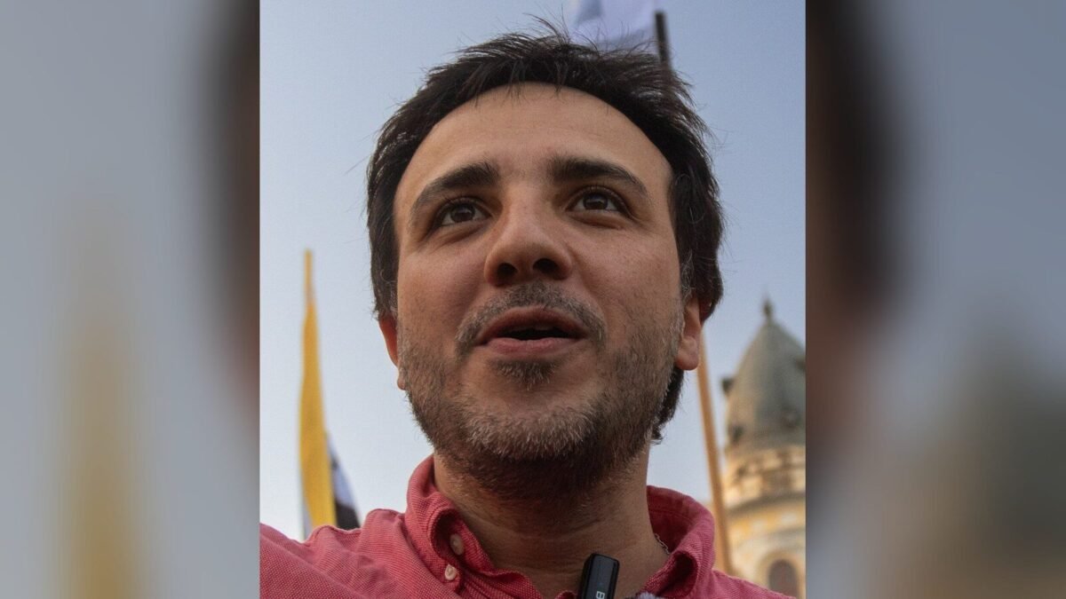 Renan Santos convida Flávio para debate em bar após Globo cancelar encontro