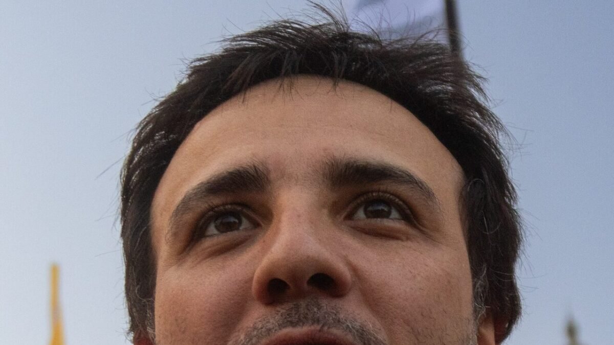 Renan Santos convida Flávio para debate em bar após Globo cancelar encontro