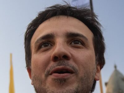 Renan Santos convida Flávio para debate em bar após Globo cancelar encontro